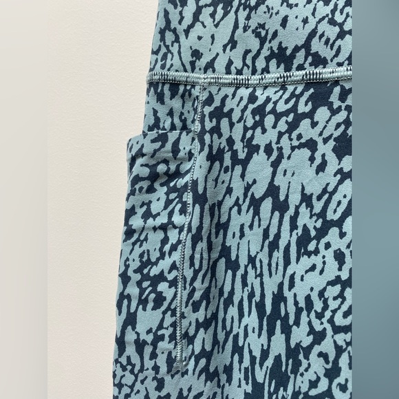 Athleta Salutation Stash Pocket II Printed 7/8 Tights - Picture 2 of 5